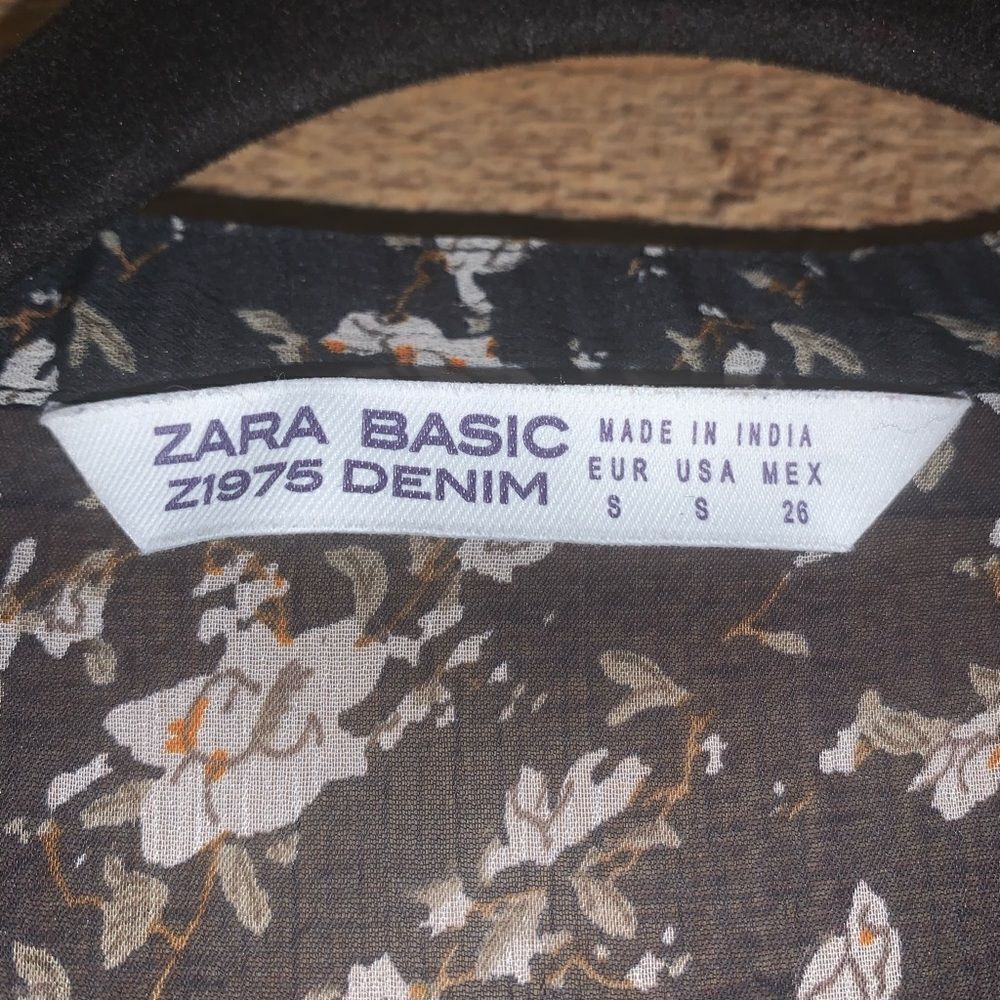 Zara Basic Navy floral top‎ w/ ruffles, size small - Picture 5 of 8